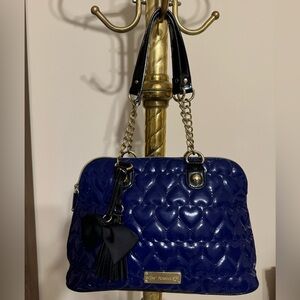 Pre-owned BETSEY JOHNSON cobalt blue quilted heart patent leather purse